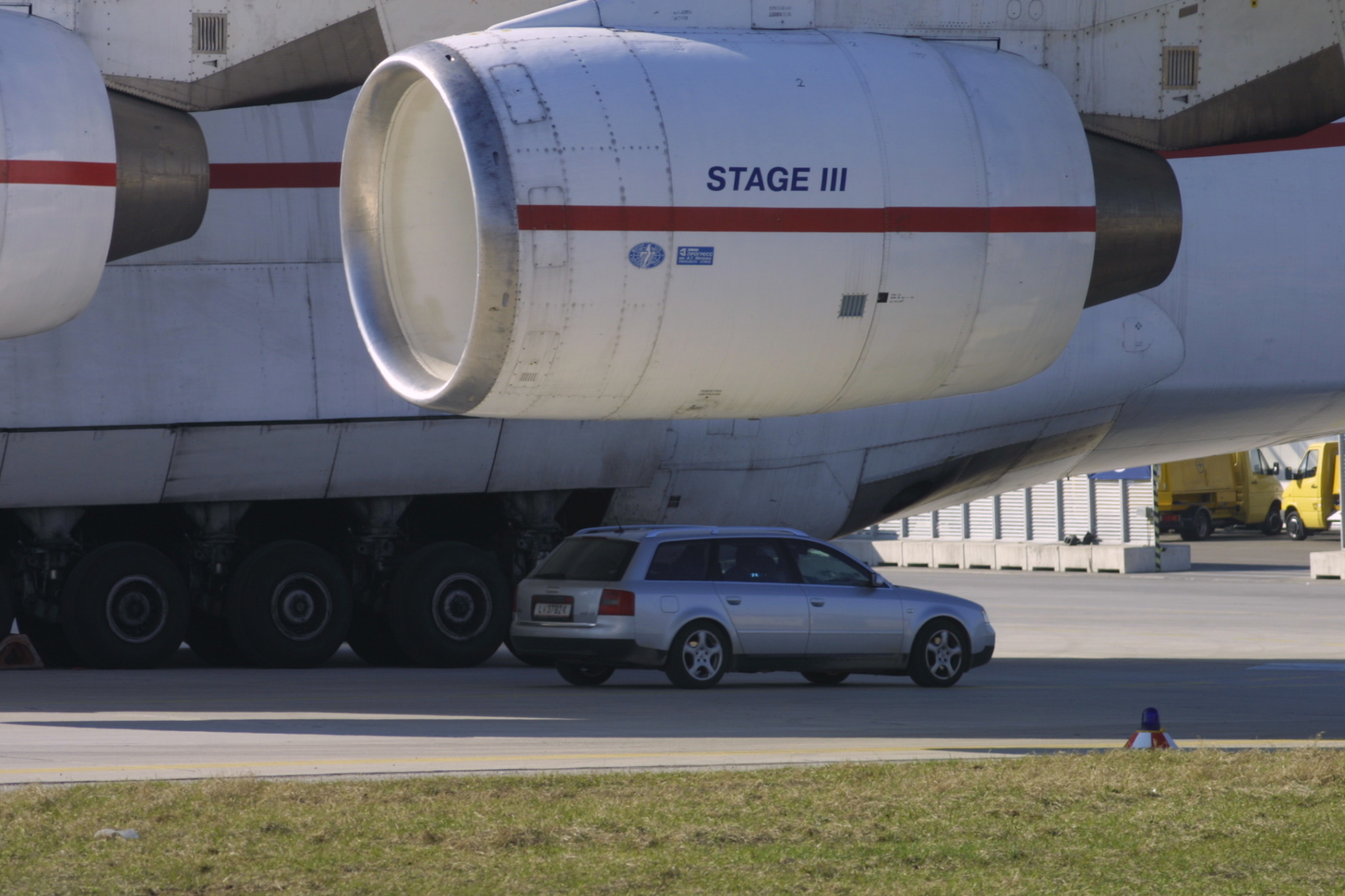 Audi A6 beneath an Antonov An-225 engine at Linz