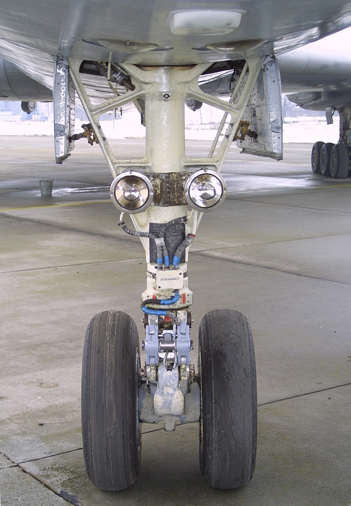 Nose landing gear of Ural Airlines Tu-154B-2 RA-85459 at Debrecen