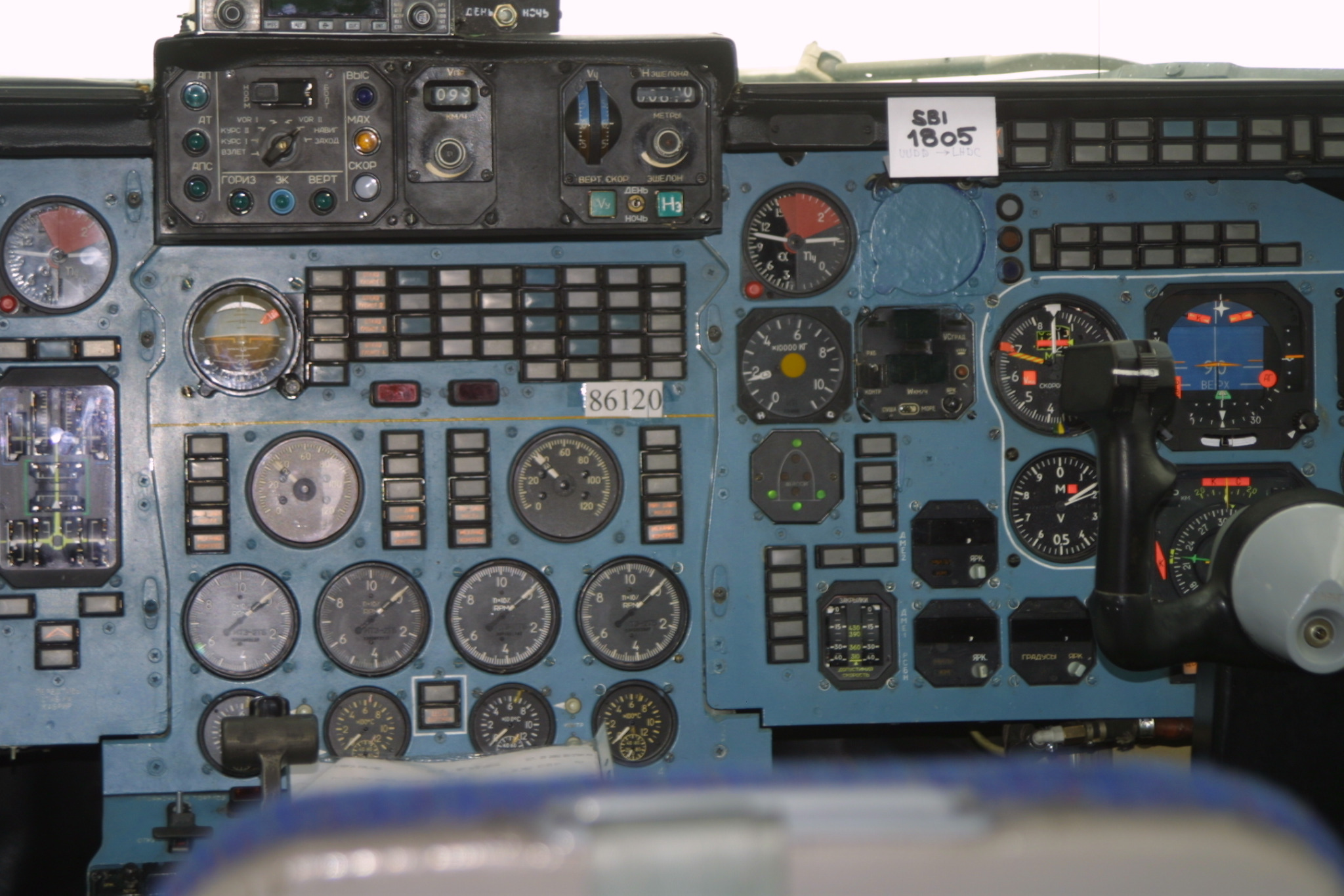 Right side of the cockpit of Siberia Airlines Ilyushin Il-86 RA-86120 with aircraft number 86120 visible