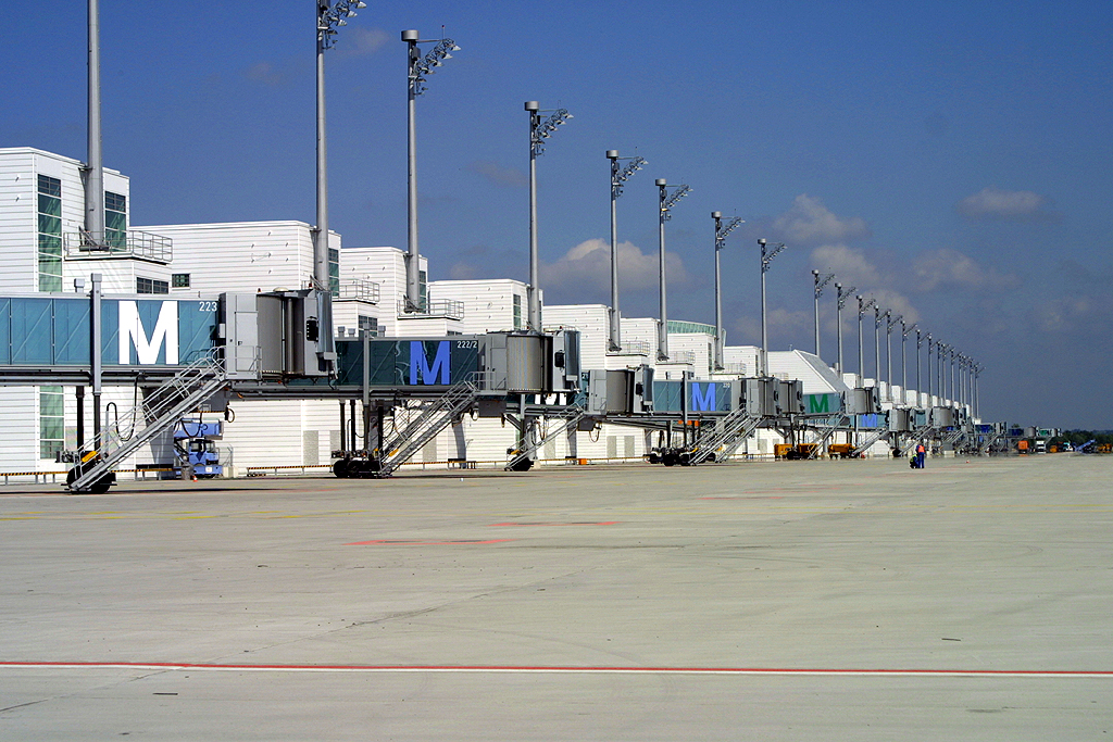 Munich Airport apron photographed by Kai-jens Meyer on 16 May 2003